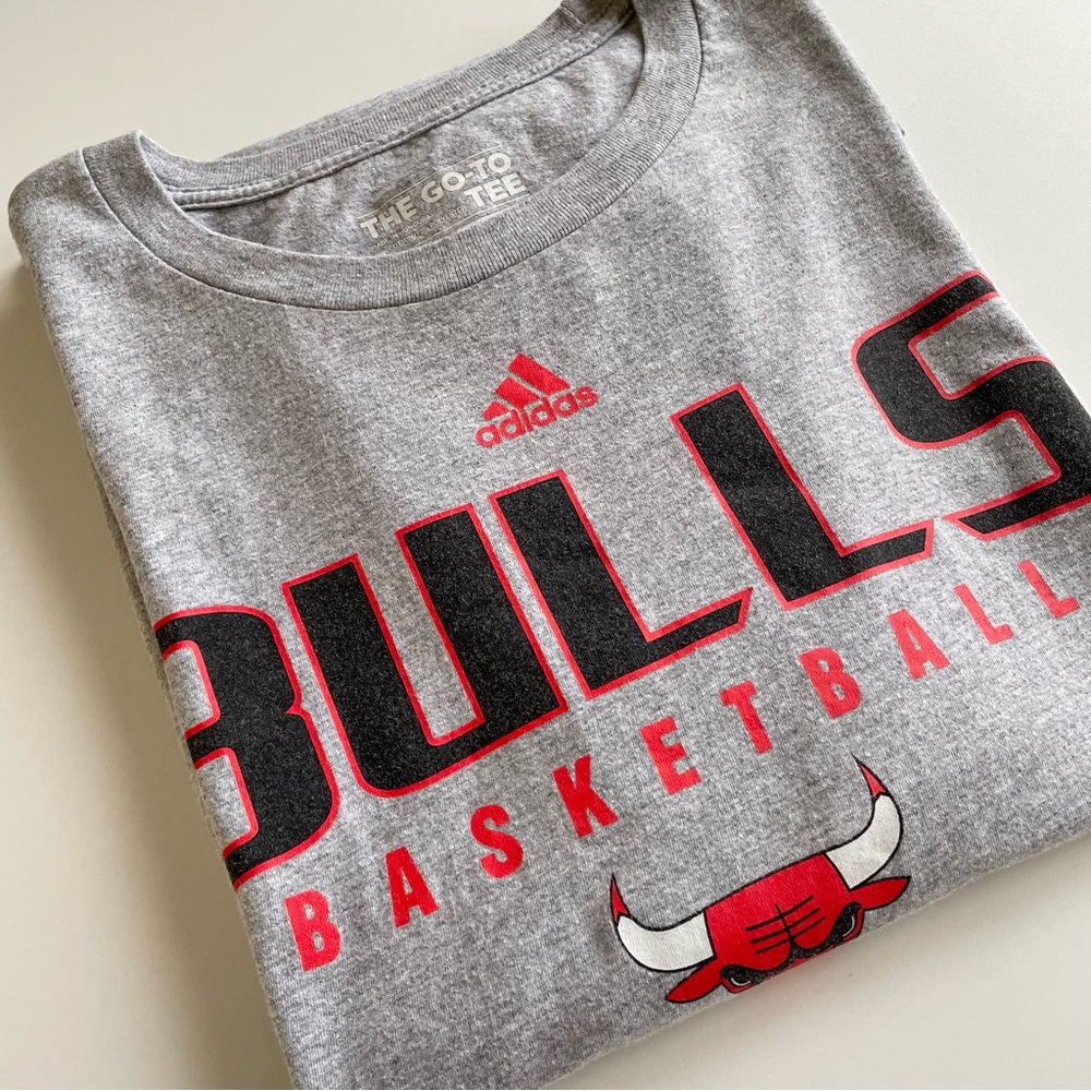 Adidas Chicago Bulls Print Basketball T-Shirt Short Sleeve Gray Men’s L Large
